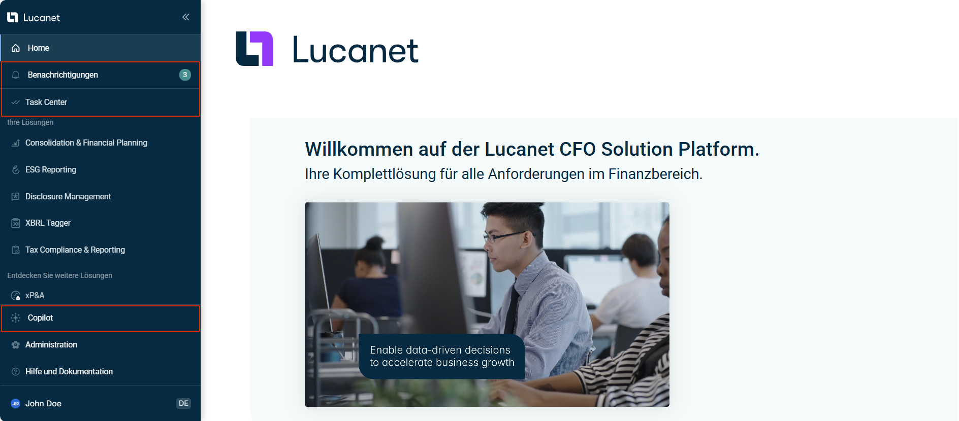 Zeigt die Startseite der Lucanet CFO Solution Platform. Die Bereiche für globale Funktionen im Hauptmenü 'Task Center' und 'Copilot' sind rot umrahmt.