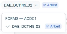 Der Name der Formularvorlage im Navigationspfad ist angeklickt und eine Dropdown-Liste zeigt alle zugänglichen Formularvorlagen mit ihren Namen und Status an.