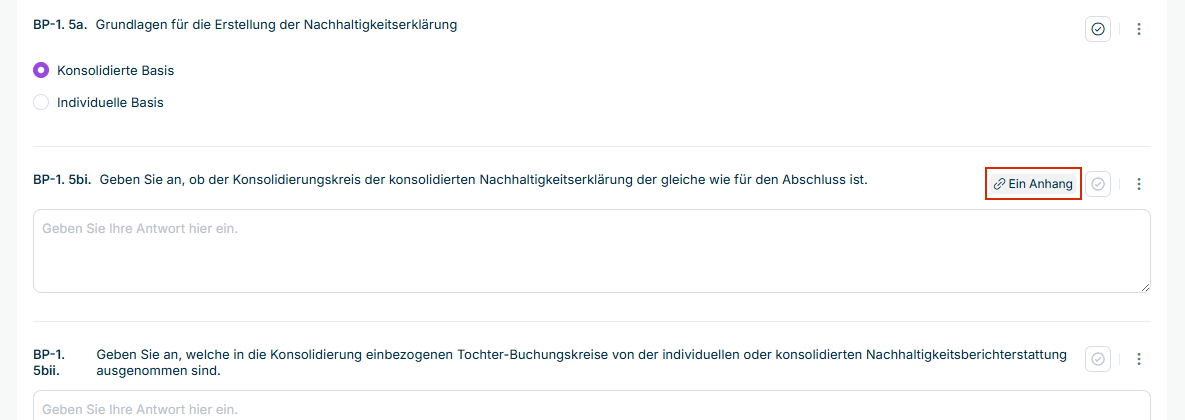 Mehrere Fragen des Fragebogens, von denen nur eine den Indikator 'Ein Anhang' rechts in ihrer Zeile anzeigt, sodass dokumentierte Fragen leicht zu erkennen sind.