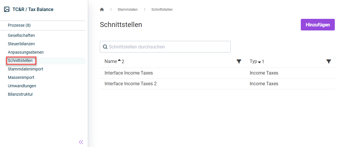 Zeigt den Arbeitsbereich 'Schnittstellen' unter 'Stammdaten' in Tax Balance mit der Schaltfläche 'Hinzufügen', dem Feld 'Schnittstellen durchsuchen' und einer Tabelle mit den Spalten 'Name' und 'Typ', die die Schnittstellen 'Interface Income Taxes' und 'Interface Income Taxes 2' vom Typ 'Income Taxes' auflistet. Rot hervorgehoben ist der Eintrag 'Schnittstellen' in der Navigation.