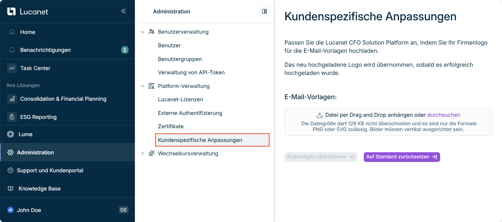 Zeigt den Arbeitsbereich 'Kundenspezifische Anpassungen' in der Lucanet CFO Solution Platform mit dem Upload-Feld 'E-Mail-Vorlagen' und den Schaltflächen 'Änderungen übernehmen' und 'Auf Standard zurücksetzen'. Rot hervorgehoben ist der Eintrag 'Kundenspezifische Anpassungen' unter 'Platform-Verwaltung' im Menü 'Administration'.