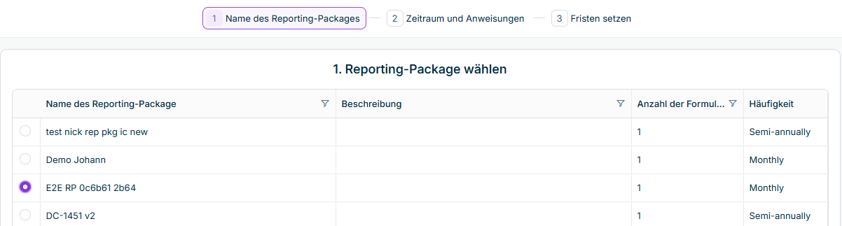Zeigt den Schritt 'Name des Reporting-Packages' des Assistenten zur Datenerfassung in Data Collection mit der Tabelle '1. Reporting-Package wählen'. Die Tabelle enthält die Spalten 'Name des Reporting-Package', 'Beschreibung', 'Anzahl der Formul…' und 'Häufigkeit' und listet Beispiel-Packages wie 'Demo Johann'.