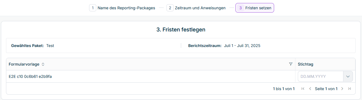 Zeigt den Schritt 'Fristen setzen' des Assistenten zur Datenerfassung in Data Collection mit der Überschrift '3. Fristen festlegen', dem Wert 'Test' für 'Gewähltes Paket', dem Wert 'Juli 1 - Juli 31, 2025' für 'Berichtszeitraum' und einer Tabelle mit den Spalten 'Formularvorlage' und 'Stichtag'. Das Feld 'Stichtag' zeigt den Platzhalter 'DD.MM.YYYY'.
