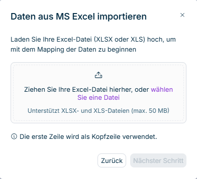 Zeigt den Dialog 'Daten aus MS Excel importieren' in Data Collection mit dem Text 'Laden Sie Ihre Excel-Datei (XLSX oder XLS) hoch, um mit dem Mapping der Daten zu beginnen', einem Hochladebereich mit den Texten 'Ziehen Sie Ihre Excel-Datei hierher, oder wählen Sie eine Datei' und 'Unterstützt XLSX- und XLS-Dateien (max. 50 MB)', dem Hinweis 'Die erste Zeile wird als Kopfzeile verwendet.' sowie den Schaltflächen 'Zurück' und 'Nächster Schritt'.
