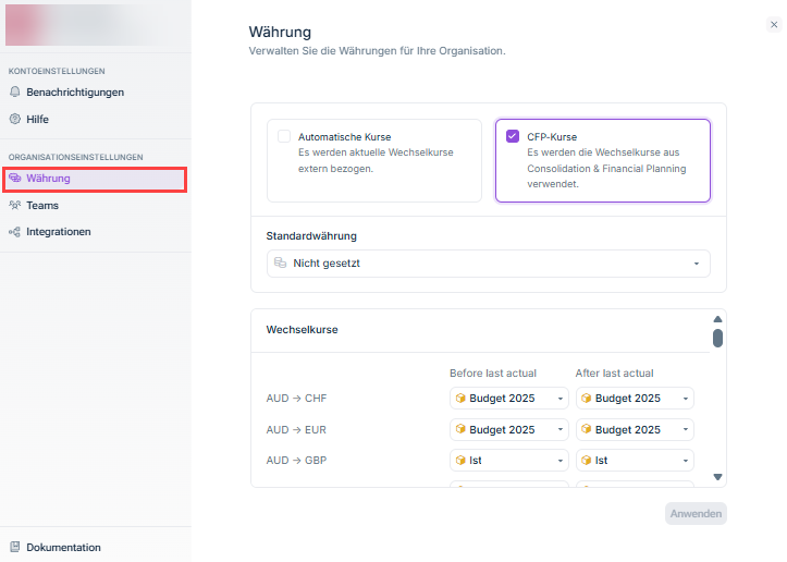 Zeigt die Seite 'Währung' in den Organisationseinstellungen von Lucanet xP&A mit den Optionen 'Automatische Kurse' und 'CFP-Kurse' (ausgewählt), der Dropdown-Liste 'Standardwährung' mit dem Wert 'Nicht gesetzt' und dem Abschnitt 'Wechselkurse' mit Währungsbeziehungen wie 'AUD -> CHF', 'AUD -> EUR' und 'AUD -> GBP', jeweils mit zwei Dropdown-Listen zur Auswahl der Datenebene in den Spalten 'Before last actual' und 'After last actual', sowie der Schaltfläche 'Anwenden'. Rot markiert ist der Menüpunkt 'Währung' unter 'Organisationseinstellungen' in der linken Navigation.