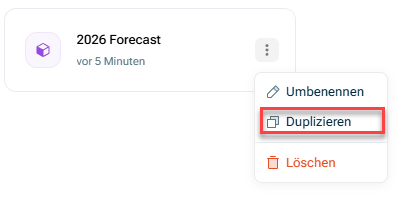 Zeigt eine Modellkarte in xP&A mit geöffnetem Drei-Punkte-Menü, das die Optionen 'Umbenennen', 'Duplizieren' und 'Löschen' auflistet. Hervorgehoben in Rot ist die Option 'Duplizieren'.