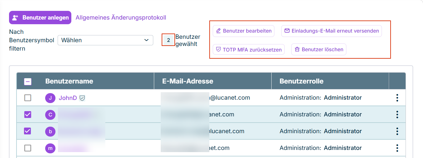 Die Benutzerübersicht mit zwei gewählten Benutzern. Oberhalb der Liste sind die Anzahl der gewählten Benutzer und die Schaltflächen 'Benutzer bearbeiten', 'Einladungs-E-Mail erneut versenden', 'TOTP MFA zurücksetzen' und 'Benutzer löschen' umrahmt.